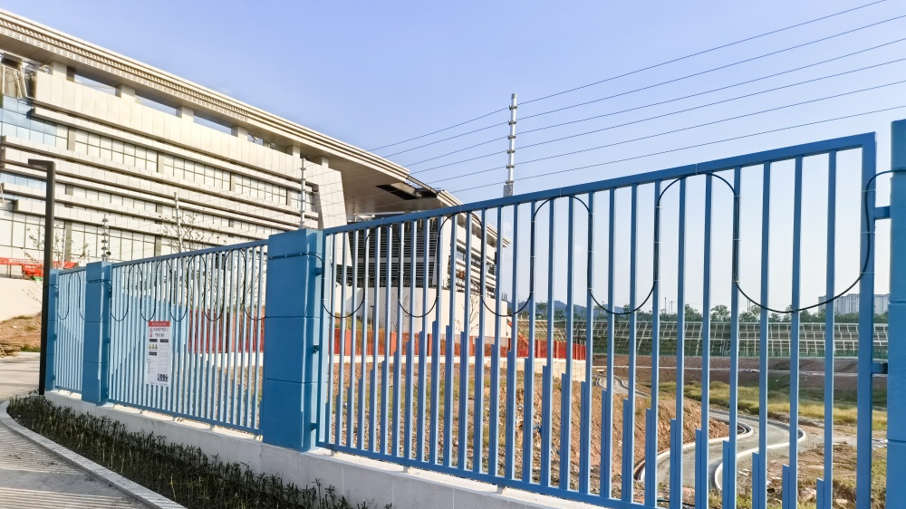 定位型振动光纤+脉冲围栏,艾礼安守护校园周界安全 定位型振动光纤+脉冲围栏,艾礼安守护校园周界安全
